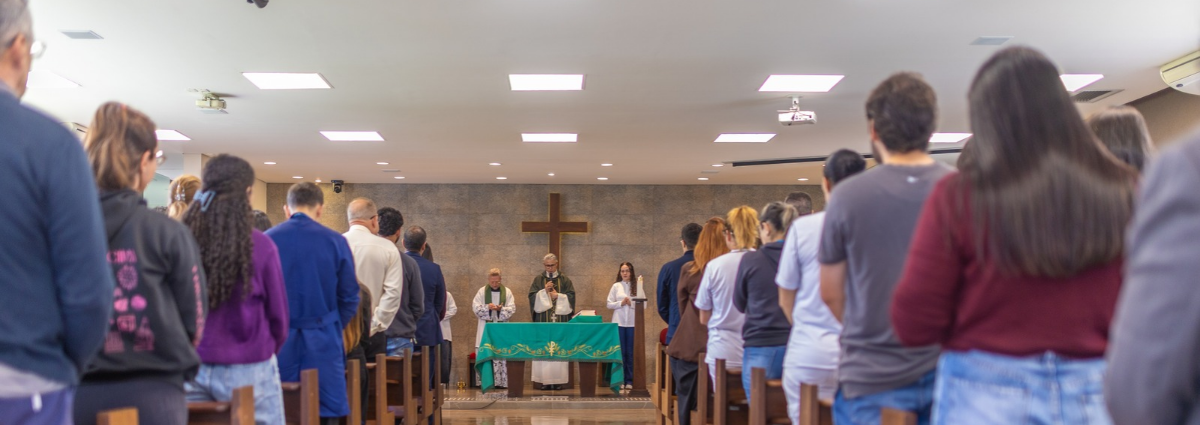 Reitor da PUC Minas celebra missa durante visita ao Campus Poços de Caldas