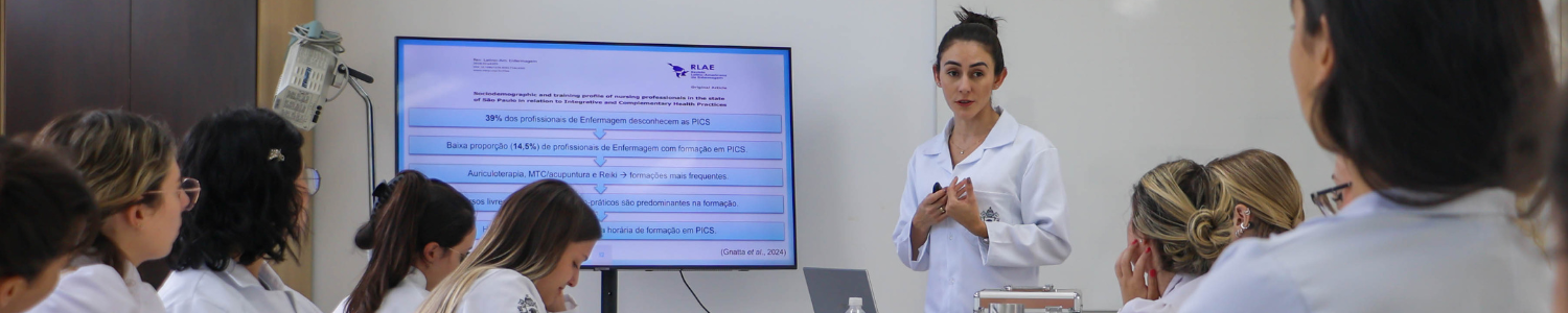 Alunas de Enfermagem participam de palestra