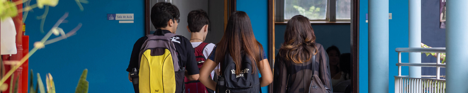 Alunos andam nos corredores da PUC Minas Poços de Caldas, em direção as salas de aula. - Foto: Anna Maran